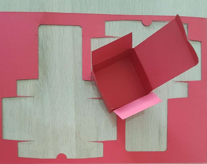 Interior de caja técnica con divisiones personalizadas