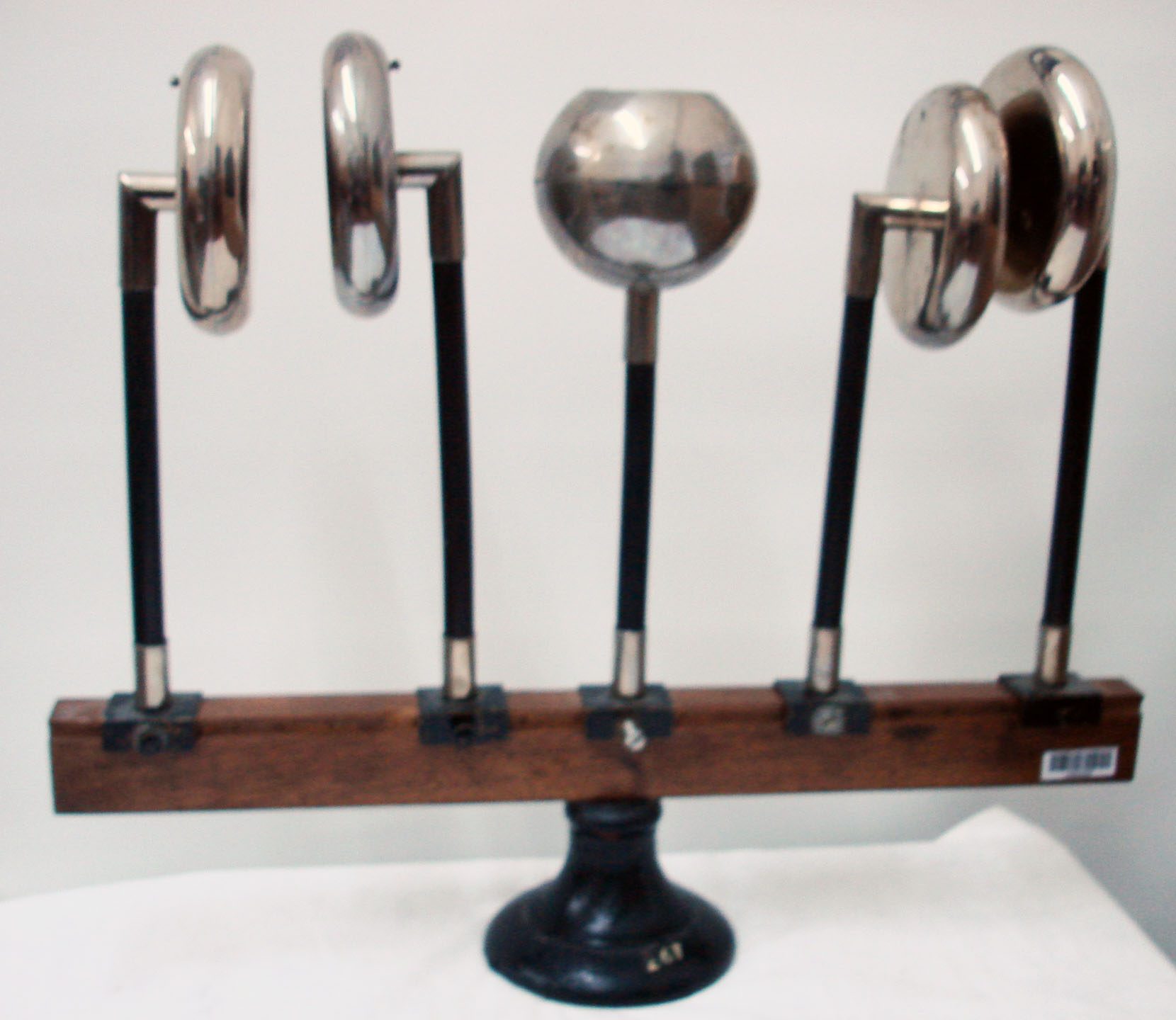 Dado de baja - Soporte con 2 capacitores y 1 esfera
